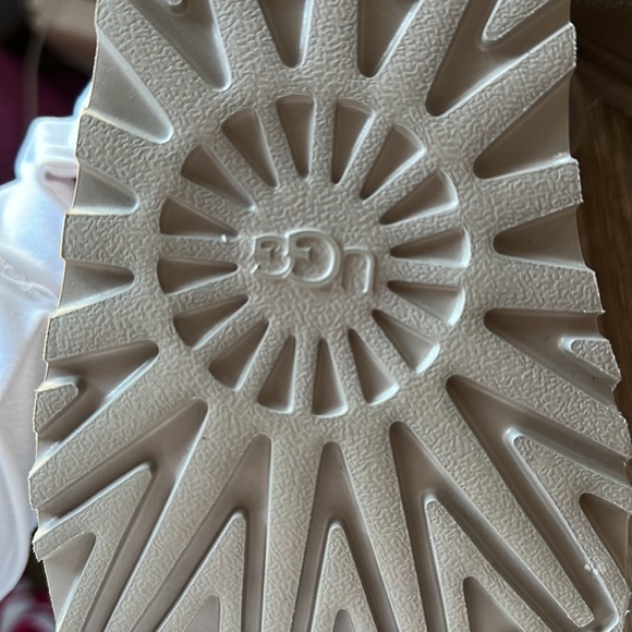 Tan ugg boots - Picture 6 of 6